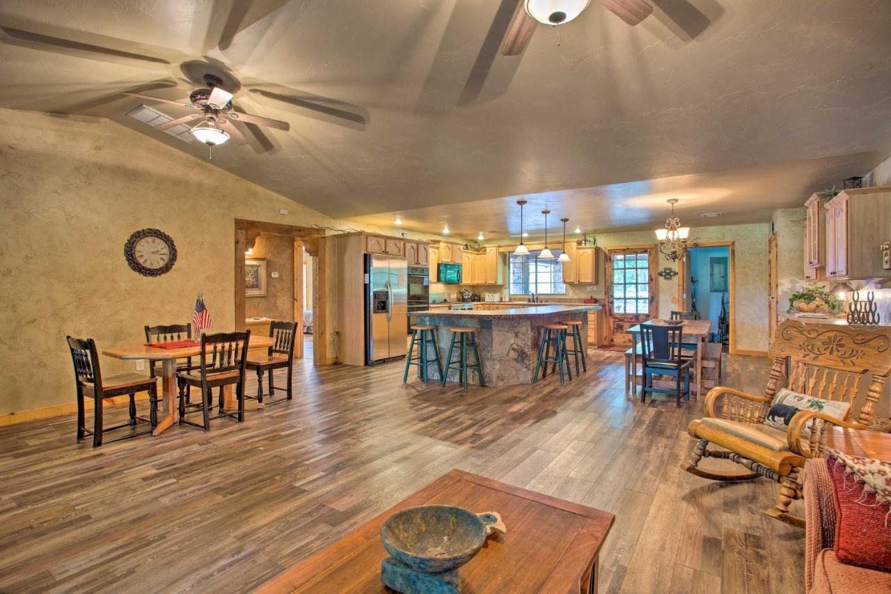 Kingston House With Fire Pit, Short Walk To Lake! Bagian luar foto